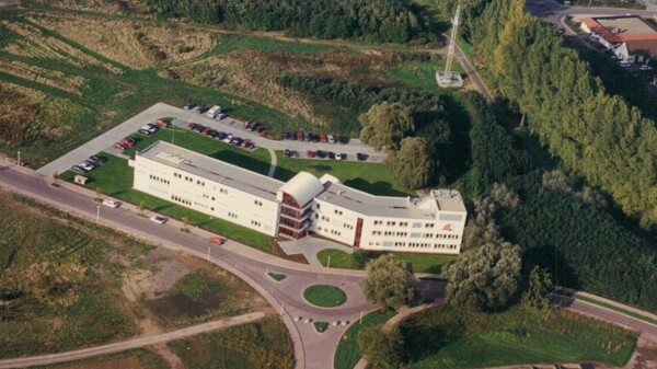 IMST Geb&auml;ude 1992 Drohnenperspektive<br>